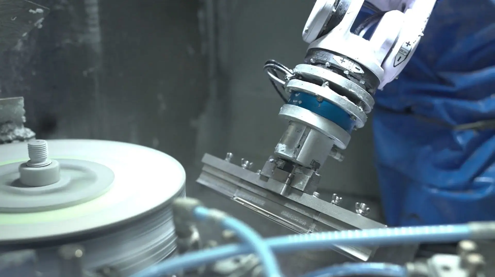 Part in hand polishing robot